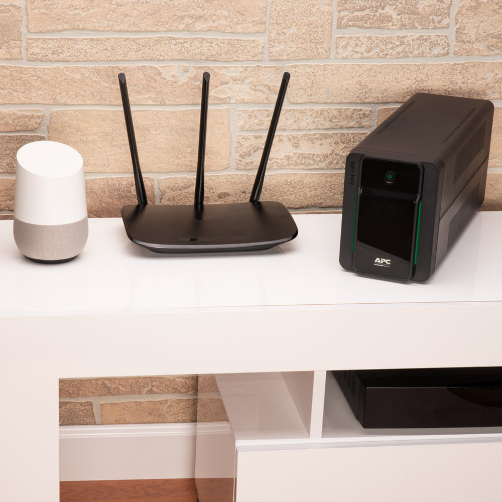 APC Easy UPS 900VA con dise&ntilde;o delgado y moderno para el hogar u oficina