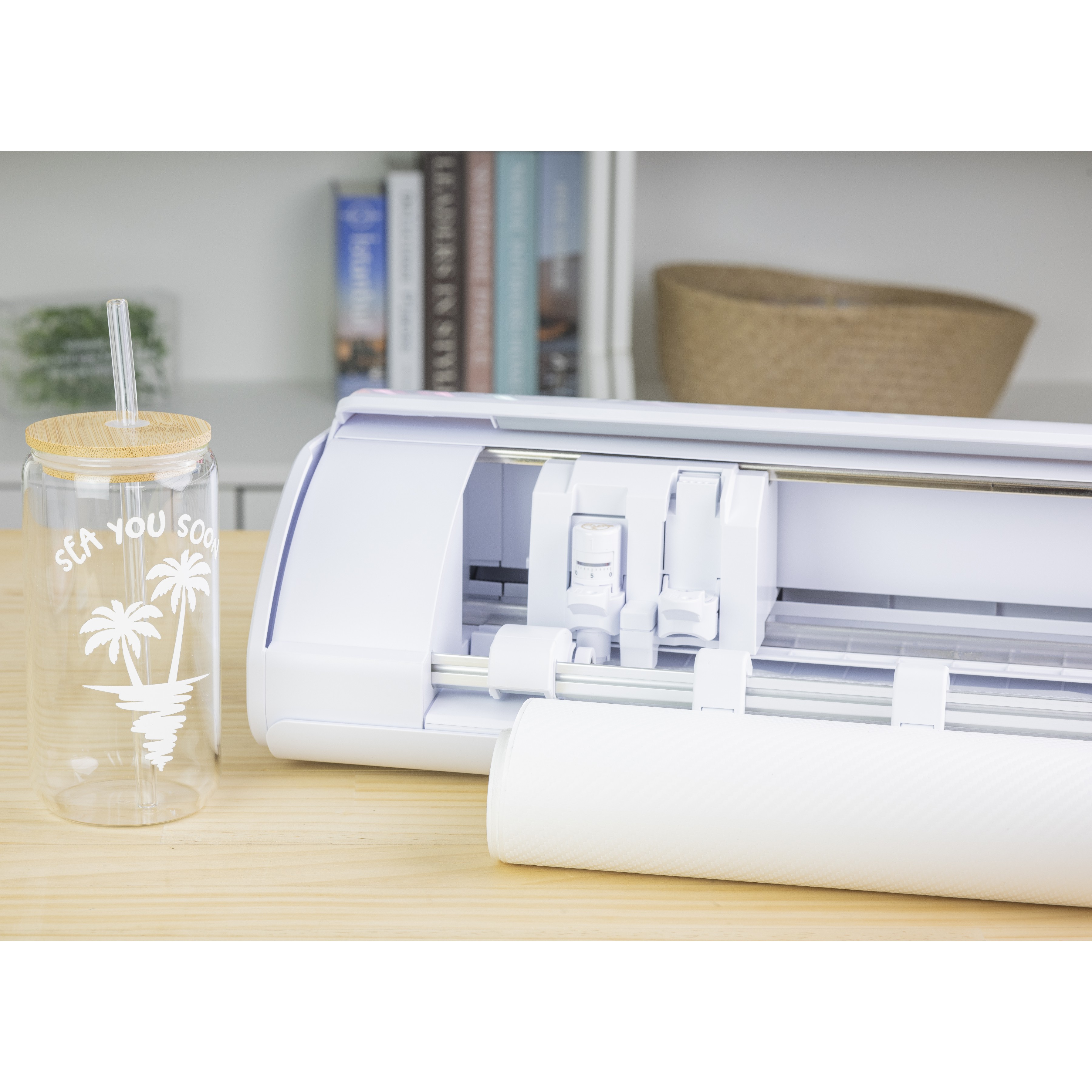 Plotter de corte Silhouette Cameo 5 Alpha blanco vista frontal con dise&ntilde;o compacto y preciso.