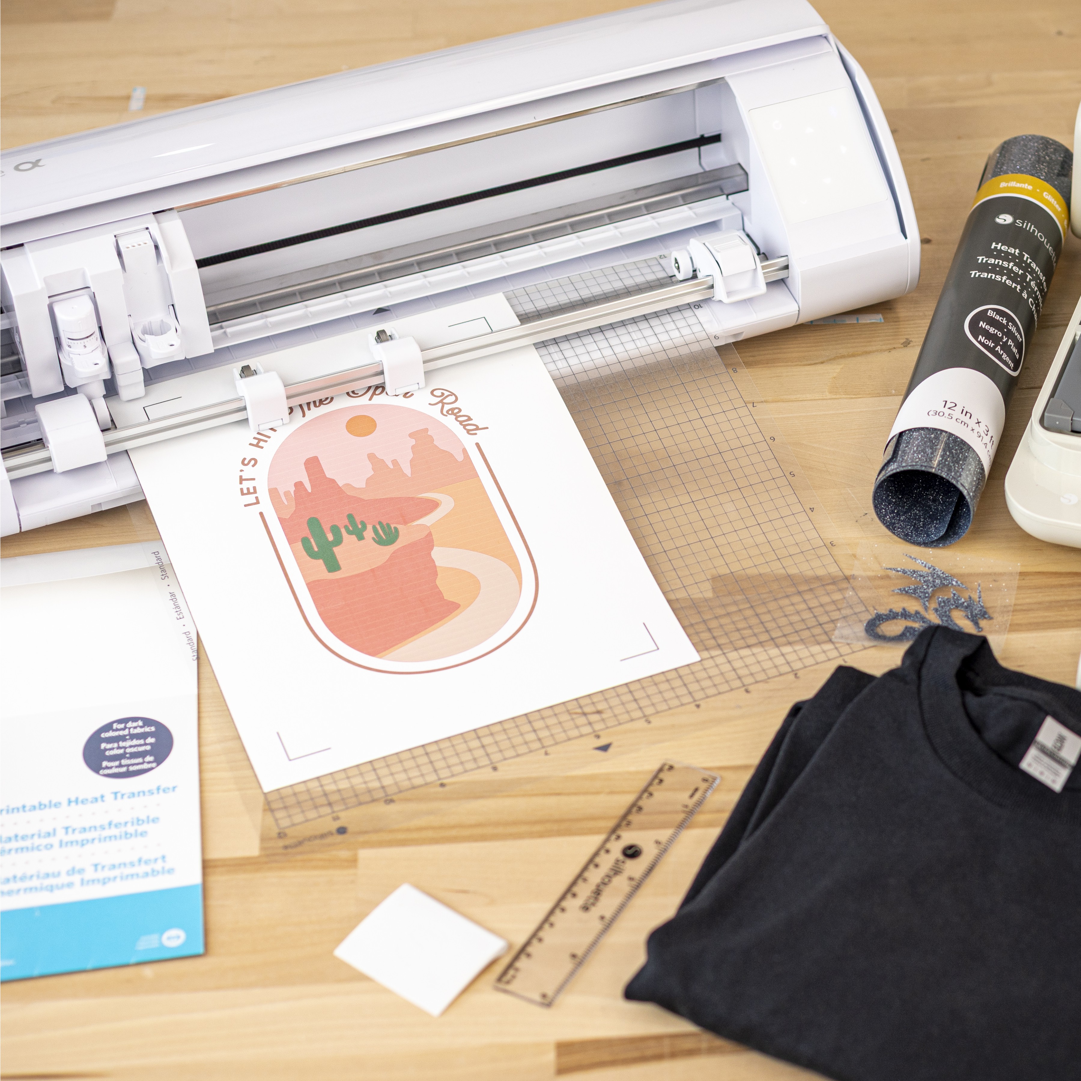 Plotter de corte Silhouette Cameo 5 Alpha blanco vista lateral mostrando doble portaherramientas.