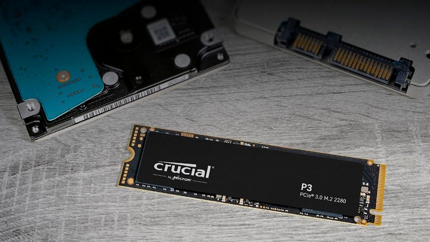 Unidad SSD Crucial CT4000P3SSD8 sobre escritorio junto con otros componentes
