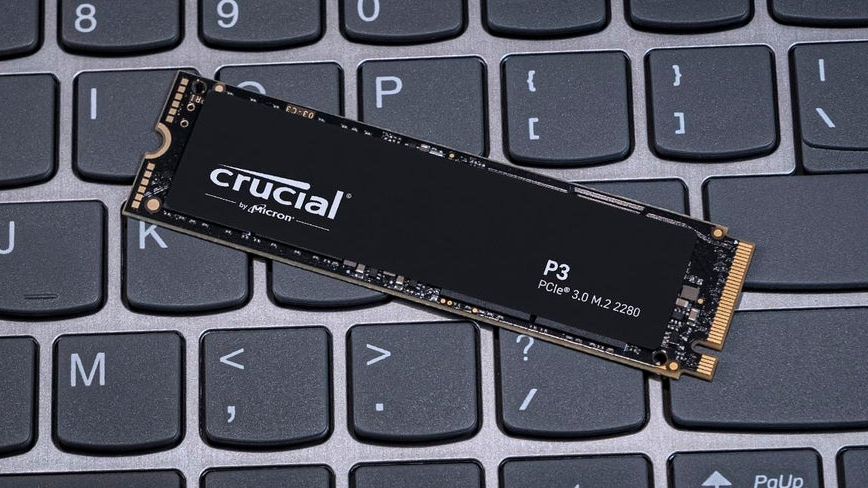 Unidad SSD Crucial CT4000P3SSD8 posada sobre un teclado