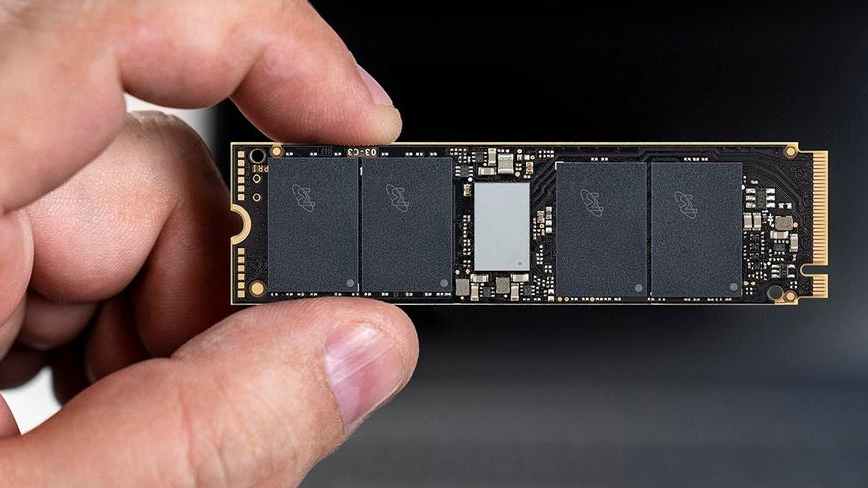 Mano sosteniendo Unidad SSD Crucial CT4000P3SSD8