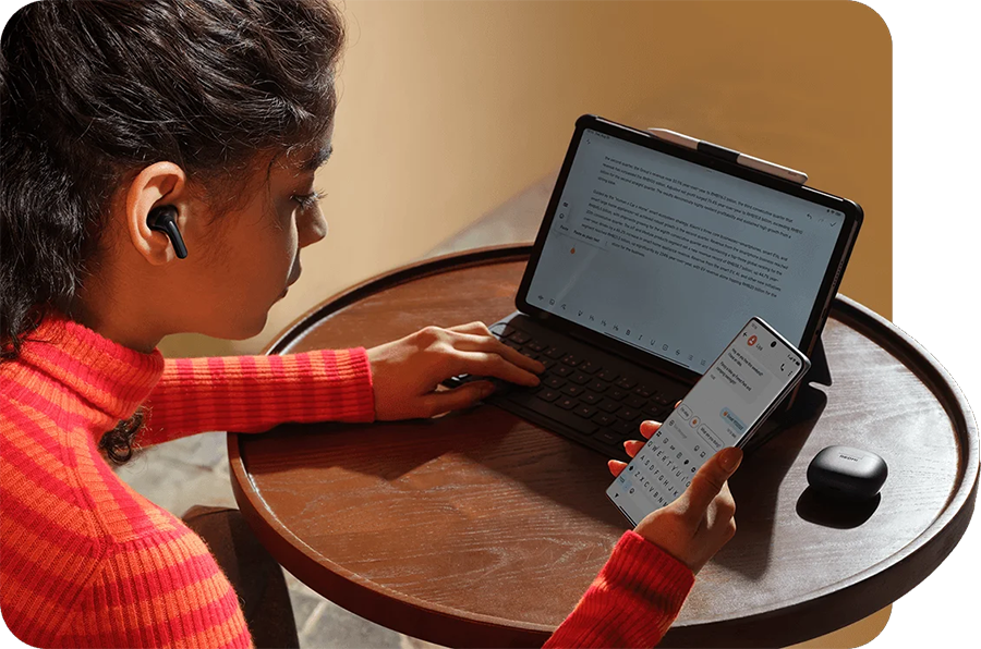 Mujer utilizando los Aud&iacute;fonos Redmi Buds 8 Lite Negro conectados a un dispositivo tablet y a un smartphone simult&aacute;neamente