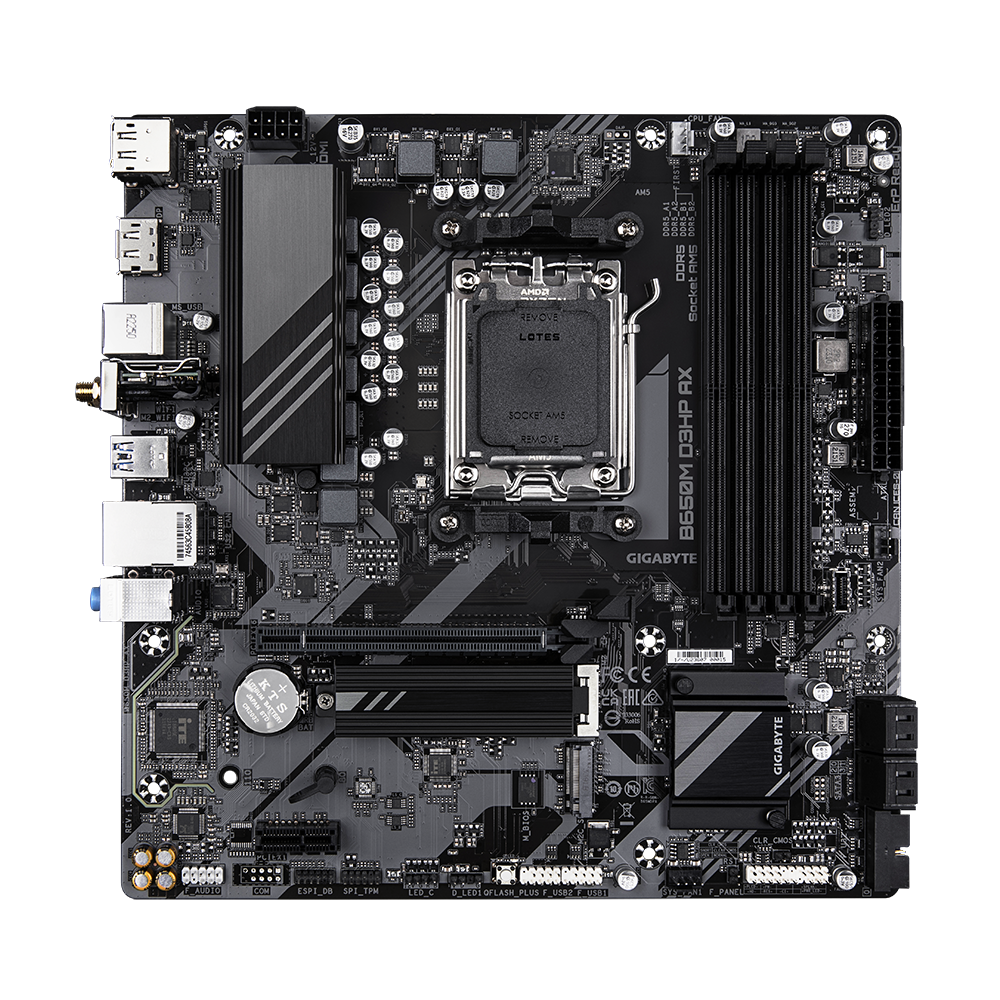 Detalle de las cuatro ranuras de memoria DDR5 compatibles con perfiles EXPO y XMP