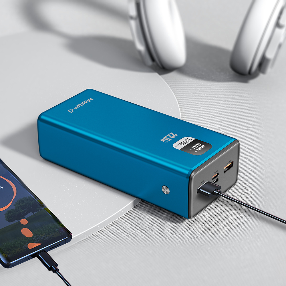 Cargador port&aacute;til Master-G conectado a dispositivos m&oacute;viles