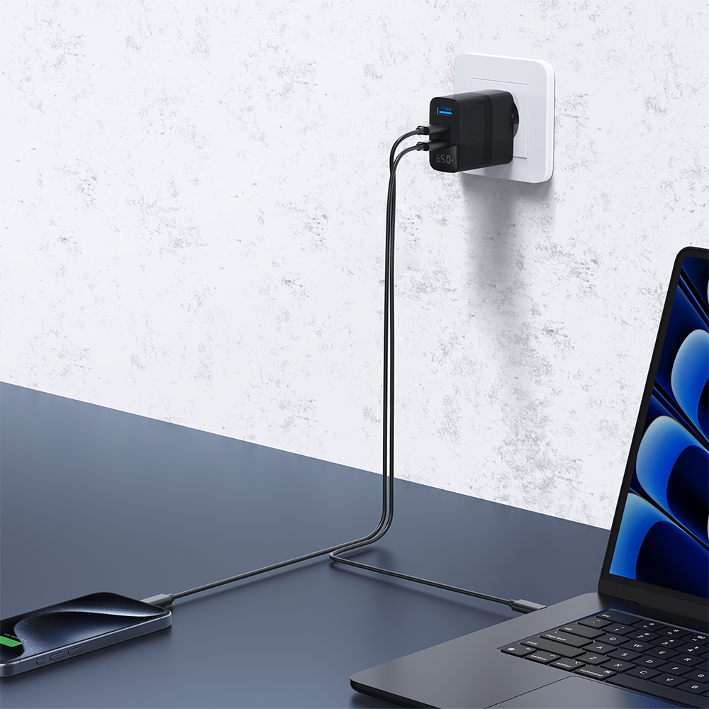 Cargador Master-G de 65W con pantalla digital y tres puertos de carga