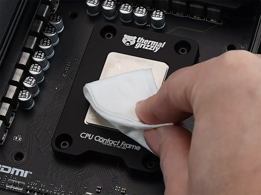 Usuario limpiando componente electr&oacute;nico con toallitas de limpieza Thermal Grizzl TG-CW-10