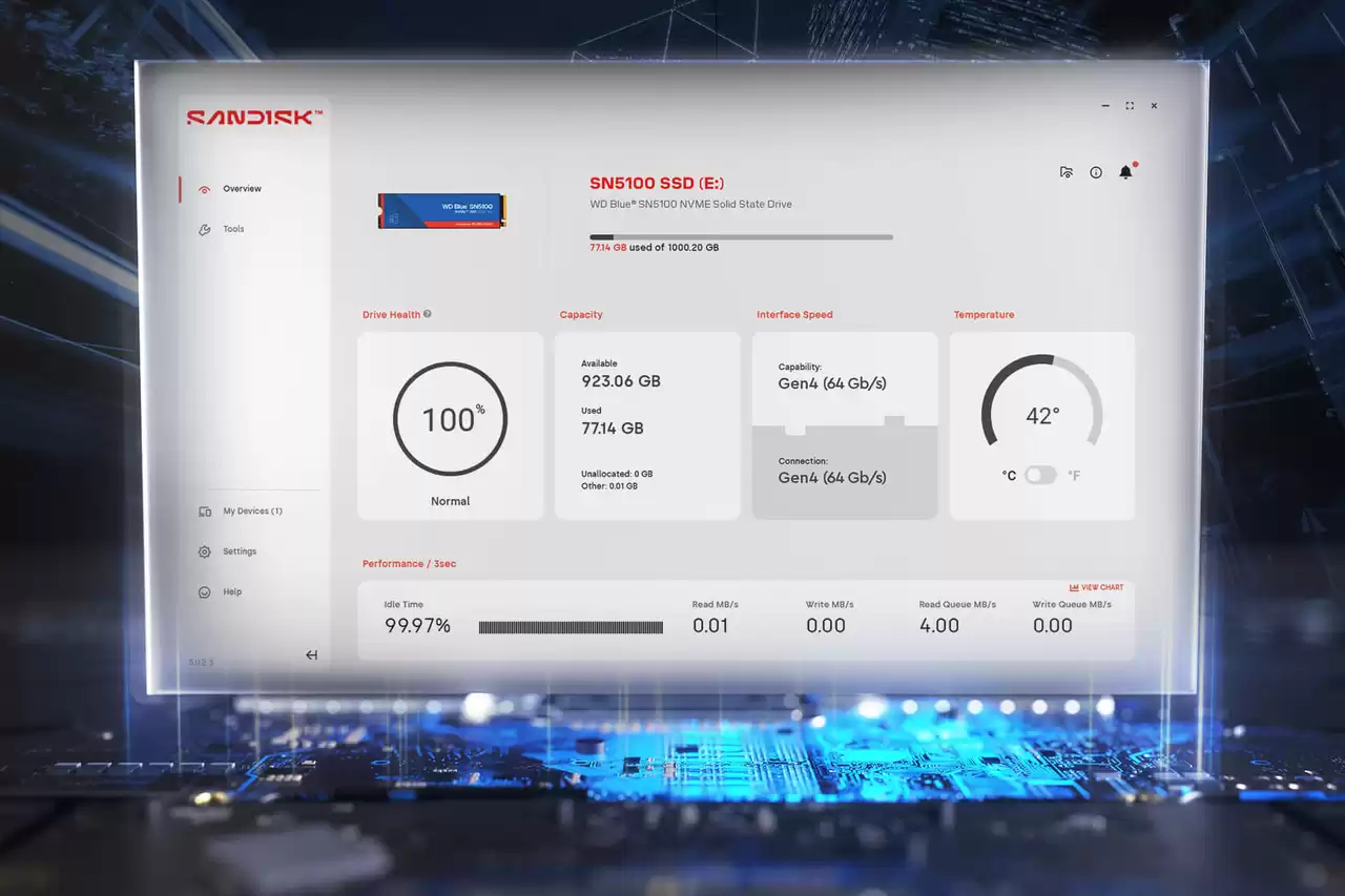 SSD 500GB interno detalle de conectores SATA datos y energ&iacute;a, unidad de estado s&oacute;lido para actualizaci&oacute;n de PC