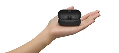 Mano sosteniendo carcasa con aud&iacute;fonos Sony Wf-C710N-Bz