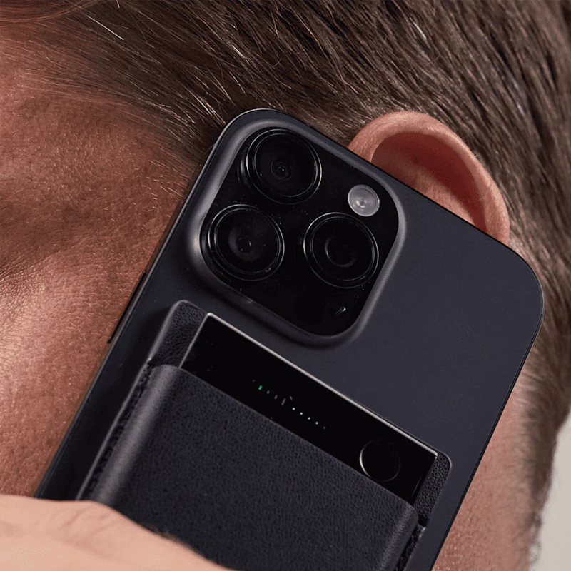 Vista detalle de Grabadora de voz Plaud Note Pro utilizada junto con smartphone para grabar llamadas