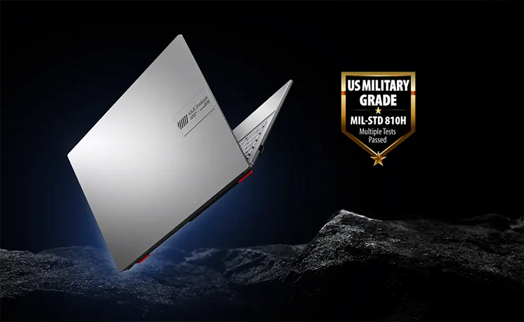 Vista posterior semiabvierto del ASUS Vivobook Go 15 destacando su durabilidad y resistencia de grado militar para acompa&ntilde;arte a donde te lleve el trabajo