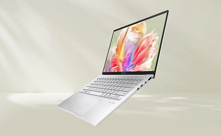 Vista del dispositivo ASUS Zenbook 14 OLED destacando su compacto dise&ntilde;o en color plata
