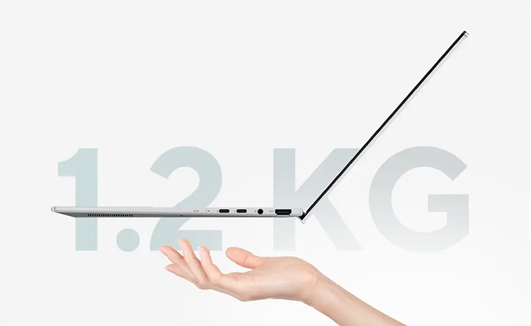 Vista lateral del dispositivo ASUS Zenbook 14 OLED destacando su dise&ntilde;o delgado y liviano, solo 1.2kgs de peso