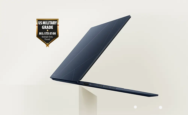 Vista posterior del dispositivo ASUS Zenbook 14 OLED destacando su resistente y durable dise&ntilde;o
