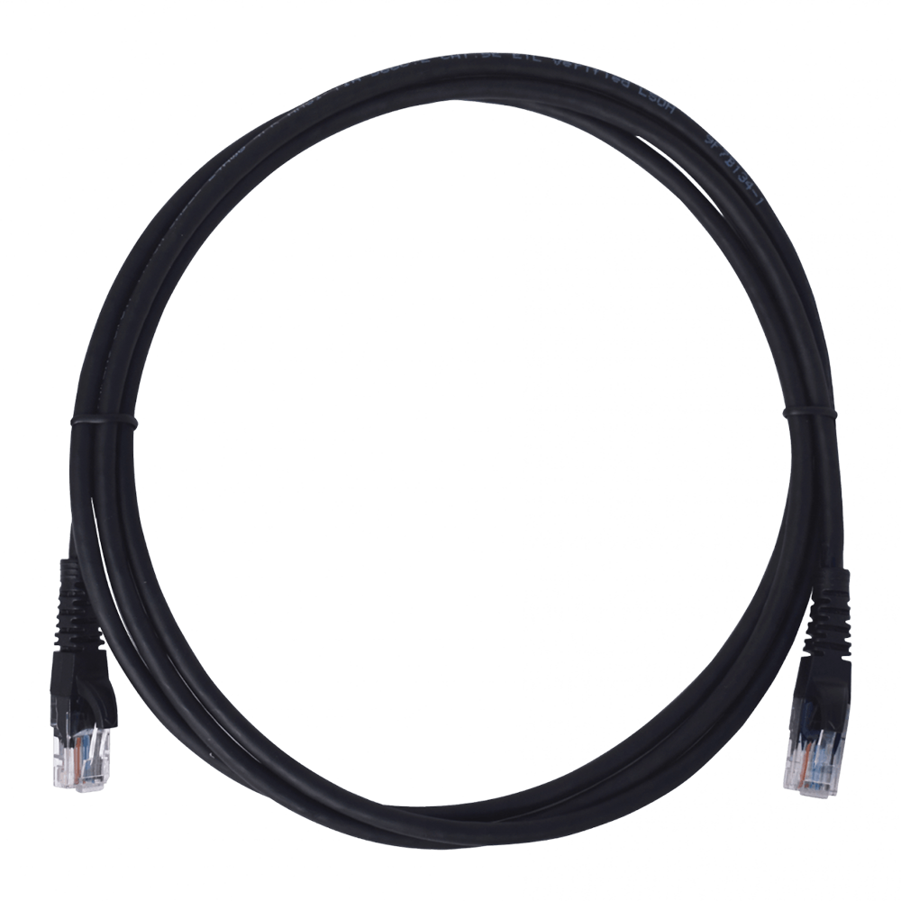 Detalle del conector RJ45 negro con blindaje de bronce y contactos ba&ntilde;ados en oro