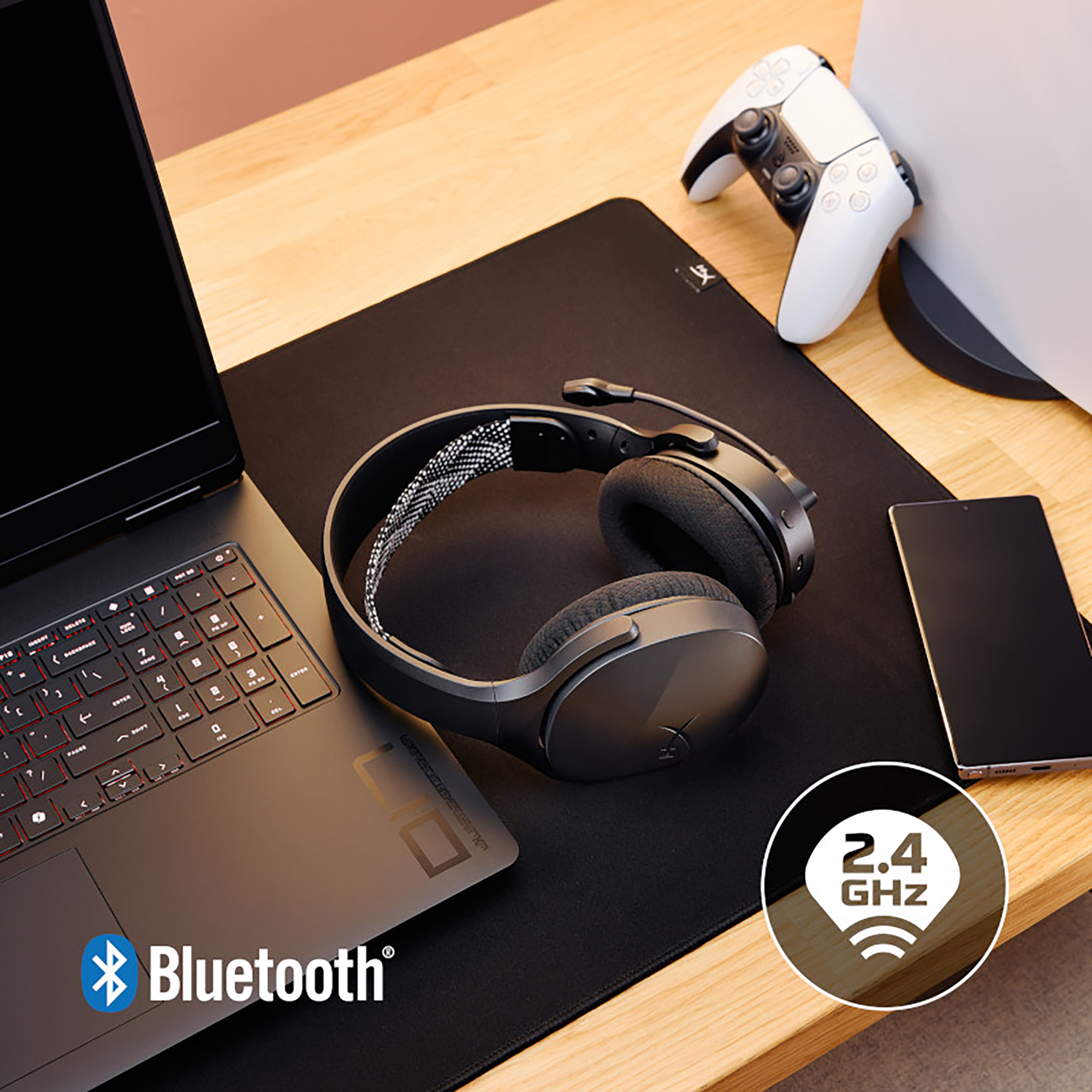 Detalle de aud&iacute;fonos gamer HyperX con micr&oacute;fono flexible y cable de conexi&oacute;n, headset ideal para juegos online y streaming