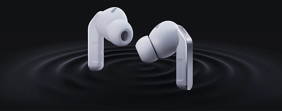 Vista lateral de los Samsung Galaxy Buds4 Pro resaltando el control t&aacute;ctil por gestos en el bast&oacute;n.