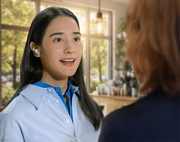 Estilo de vida: usuario utilizando los Galaxy Buds4 Pro para productividad y videollamadas.