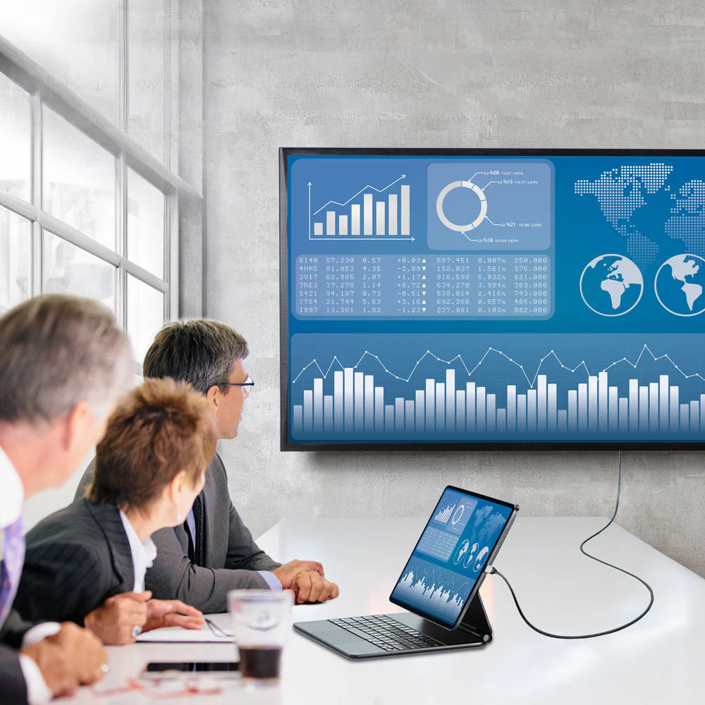 Personas en reuni&oacute;n de oficina mirando pantalla, mientras cable ArgomTech HDMi a Tipo-C transmite desde tablet, duplique o extienda su pantalla para mayor eficiencia en el trabajo