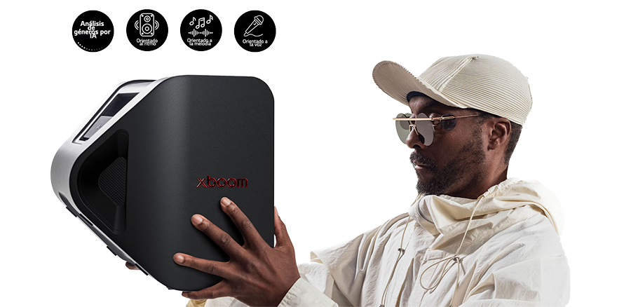 Artista will.i.am con un atuendo blanco y una gorra blanca, est&aacute; sosteniendo el xboom Stage 301 con ambos brazos frente a su cara.