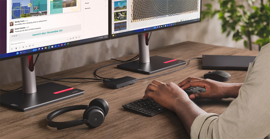 Docking station port&aacute;til Lenovo USB-C con m&uacute;ltiples puertos de conexi&oacute;n siendo utilizado en un entorno de escritorio de trabajo