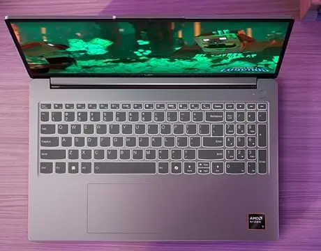Detalle de la c&aacute;mara web integrada en la parte superior de la pantalla, con obturador de privacidad electr&oacute;nico para mayor seguridad.