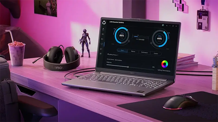 El Lenovo LOQ visto desde atr&aacute;s, enfatizando las rejillas de escape de aire con su caracter&iacute;stico dise&ntilde;o aerodin&aacute;mico.