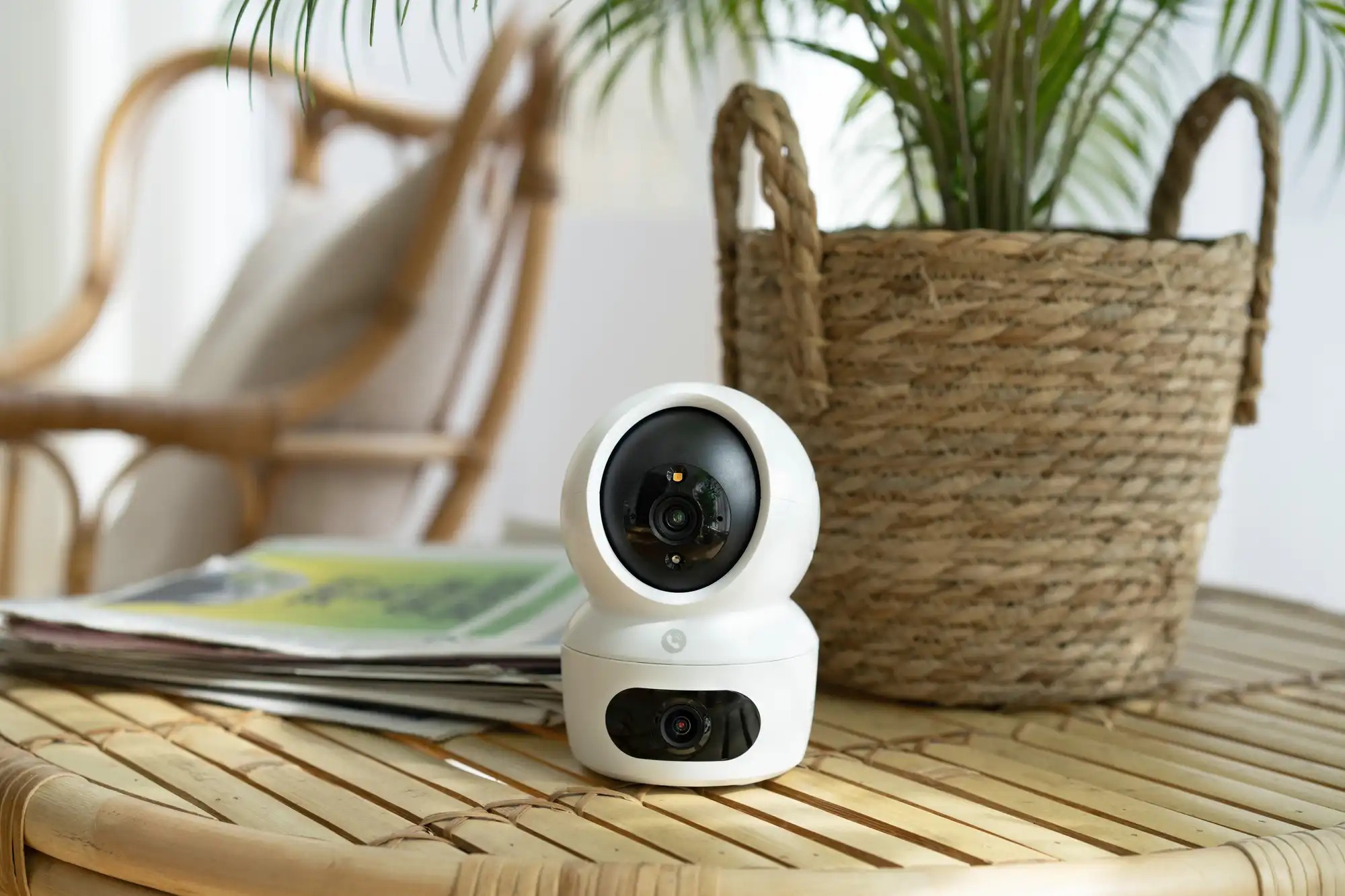 C&aacute;mara Ezviz H7c Dual en un entorno hogare&ntilde;o moderno