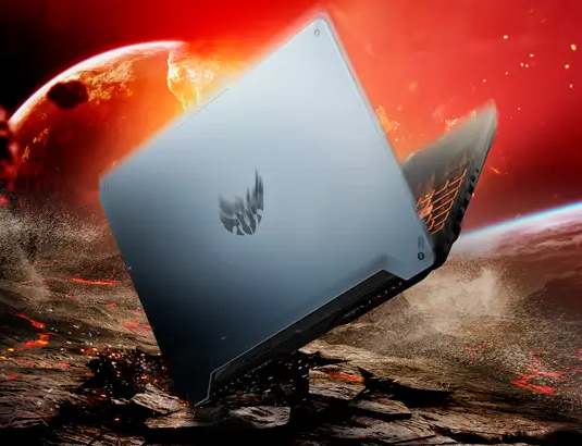Vista superior de la tapa cerrada del notebook en color gris oscuro. Se aprecia el logotipo de la serie TUF Gaming en relieve en el centro y una peque&ntilde;a muesca en la parte superior que facilita la apertura de la pantalla.