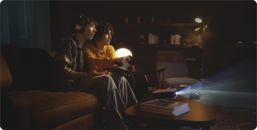 Dos chicos adolescente disfrutando de videojuegos inmersivos gracias a proyector EPSON Lifestudio Pop Plus EF-61