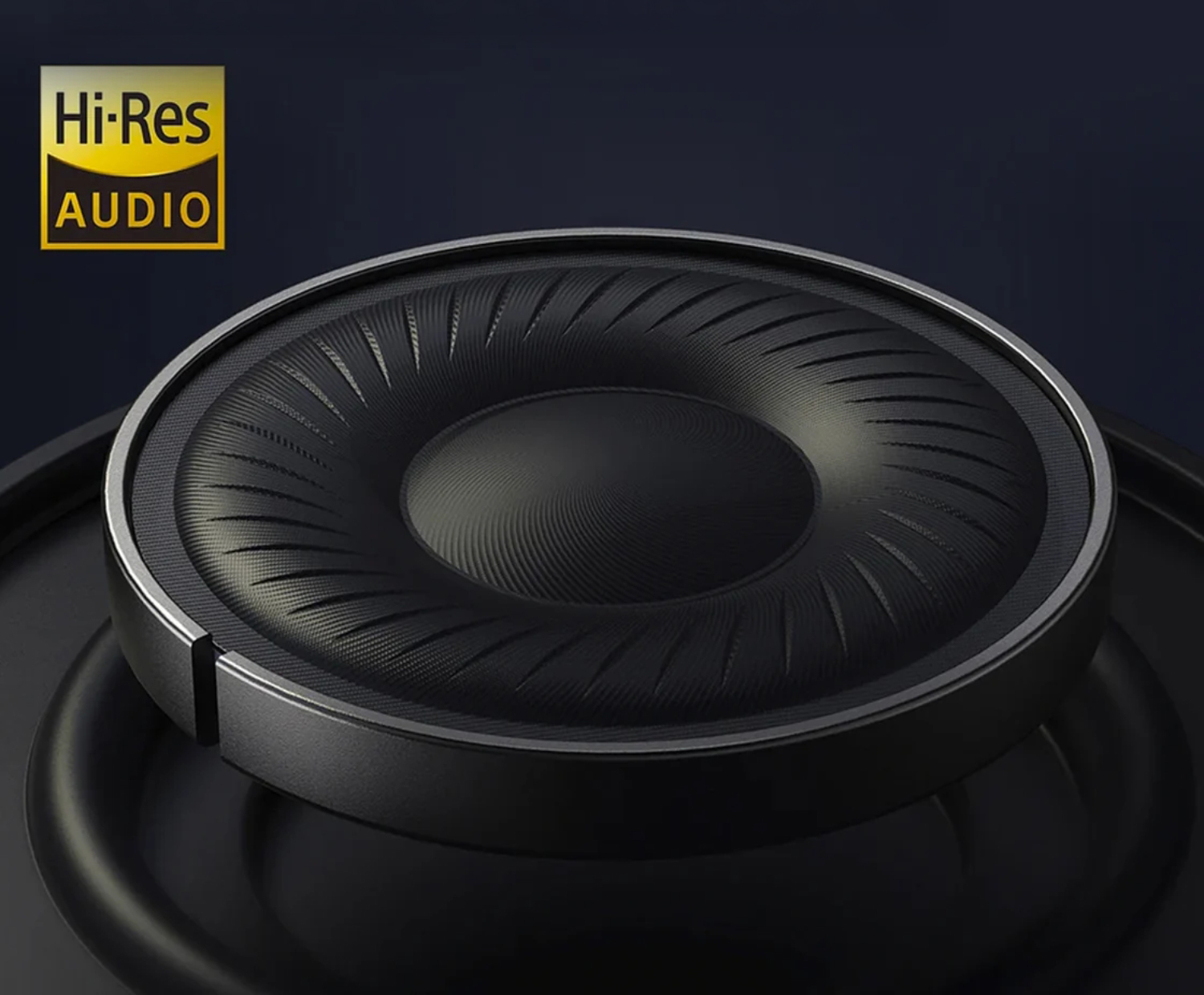 detalle de los drivers de 40 mm y almohadillas de los aud&iacute;fonos over ear q30i