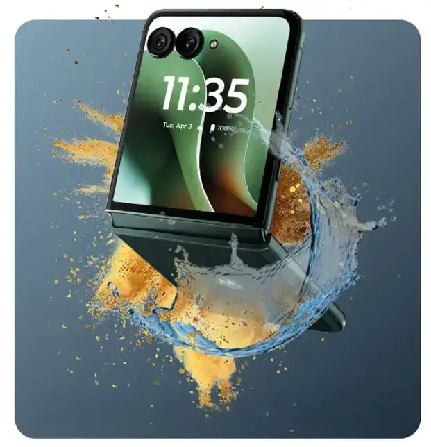Motorola Razr 50 Ultra mostrando su resistencia al agua IPX8
