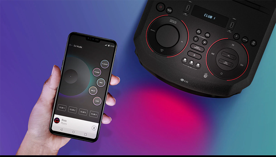 Primer plano del panel de control superior que muestra una gran rueda central para el volumen y diversos botones para funciones de DJ, efectos de sonido, reproducci&oacute;n y conectividad Bluetooth.
