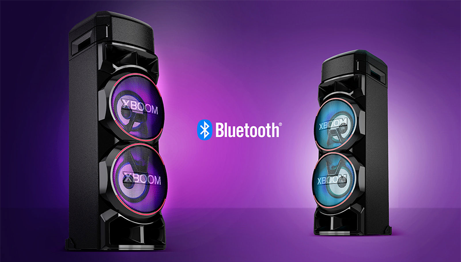 Vista en &aacute;ngulo de los dos woofers principales encendidos con iluminaci&oacute;n de color azul y rojo. El dise&ntilde;o muestra una estructura robusta con el logotipo XBOOM en la parte inferior.