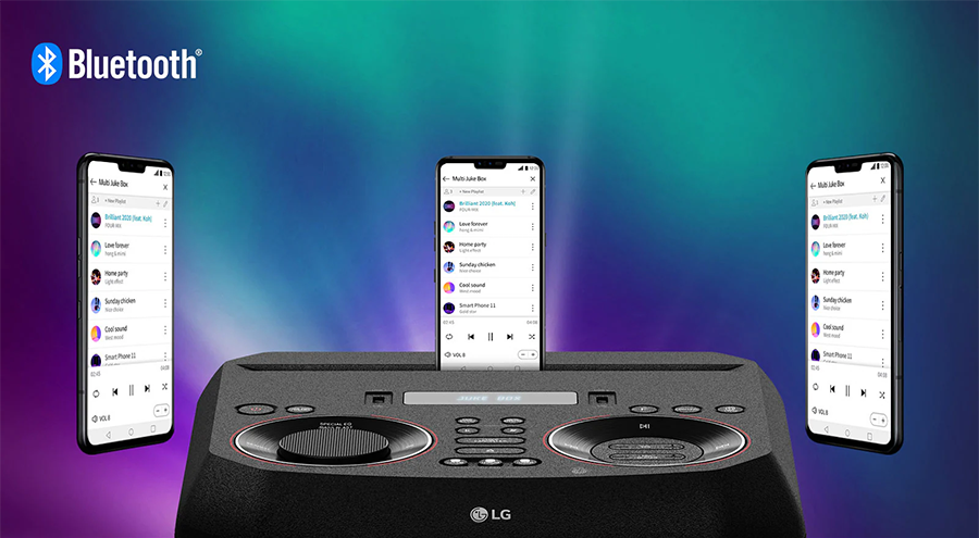 Vista de la parte posterior del sistema de sonido que incluye las conexiones de antena, entradas de audio auxiliares y el cable de alimentaci&oacute;n, adem&aacute;s de una etiqueta con especificaciones t&eacute;cnicas.
