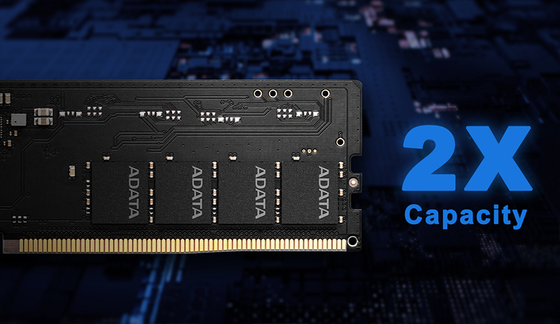 Primer plano de los chips de memoria y componentes electr&oacute;nicos montados sobre el PCB verde de la memoria ADATA DDR5, mostrando detalles de la soldadura y el dise&ntilde;o de alta densidad.