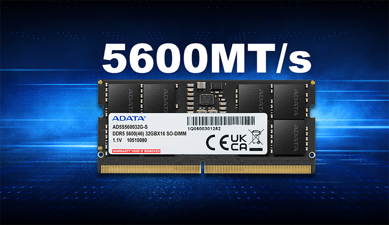 Vista frontal completa de un m&oacute;dulo de memoria RAM ADATA DDR5 de 5600MHz. El circuito impreso (PCB) es de color negro mate, con ocho chips de memoria integrados visibles y una etiqueta adhesiva blanca en el centro con especificaciones t&eacute;cnicas y c&oacute;digos de barras.