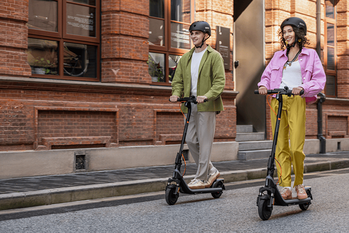 Scooter el&eacute;ctrico Segway E2 Plus II en uso sobre pavimento liso