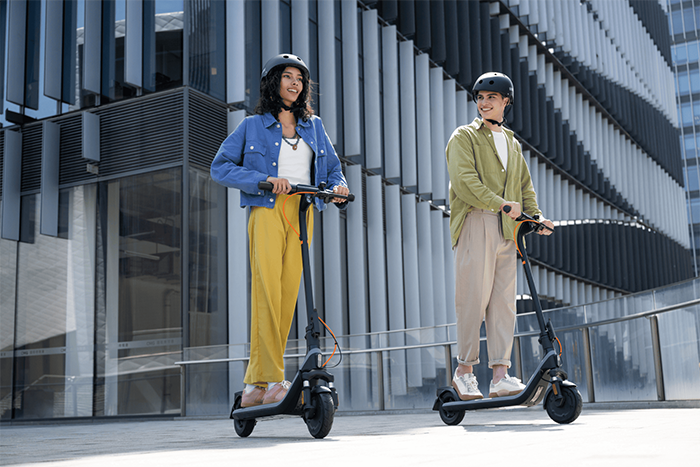 Detalle del sistema de plegado y manubrio del scooter Segway
