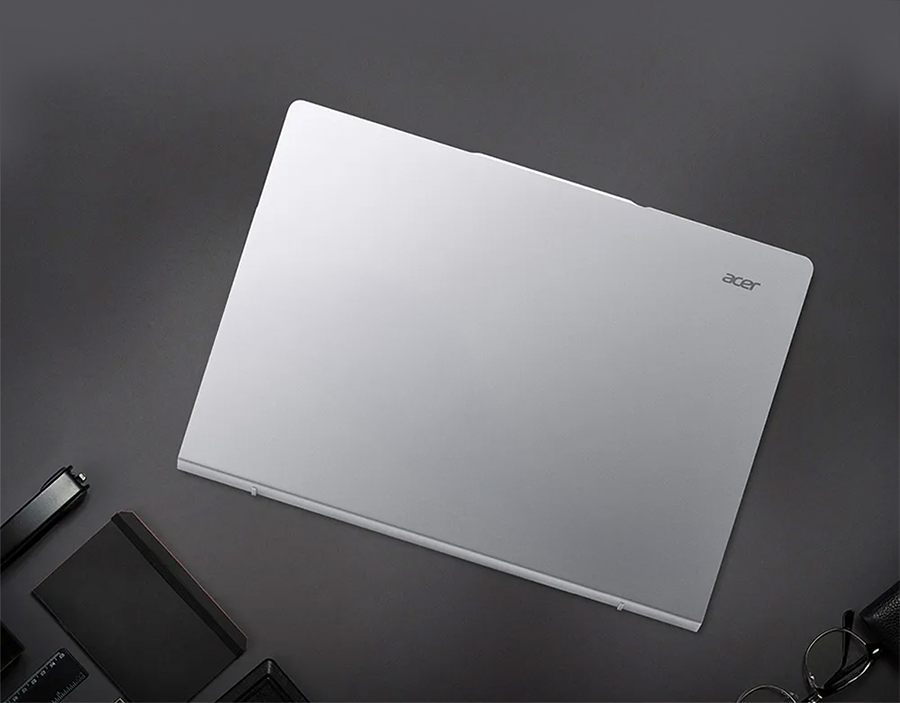 Viste superior de Notebook Acer Aspire Lite 16 sobre mesa de oficina