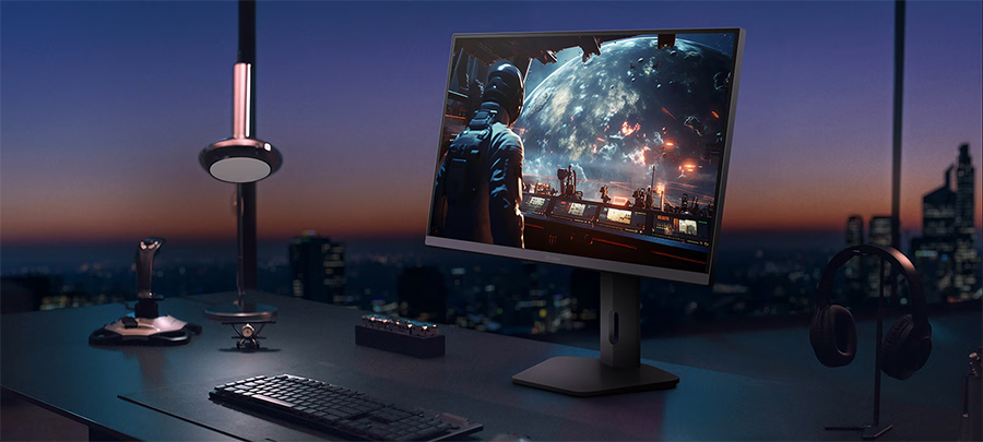 Monitor LG UltraGear G6  sobre escritorio junta a ventana mostrando paisaje urbano de crep&uacute;sculo