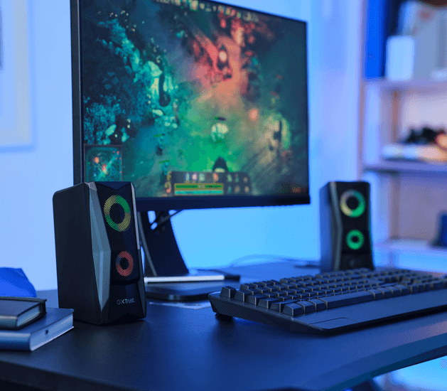 Vista lateral de parlantes GXT 606 JAVV en un escritorio siendo utilizados con un desktop para gaming