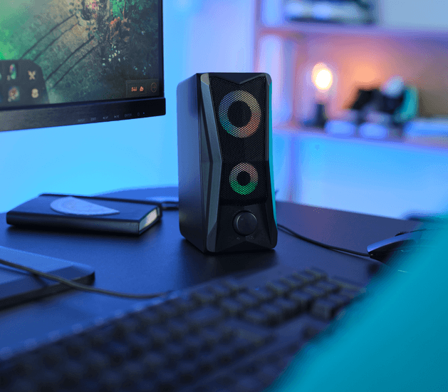 Vista detalle de uno de los parlantes GXT 606 JAVV RGB sobre un escritorio