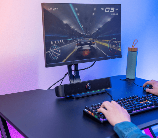 Vista del parlante GXT 619 THORNE en un escritorio siendo utilizado para gaming