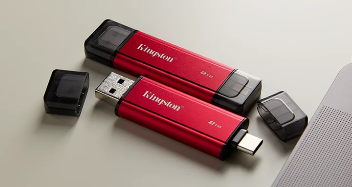 Dos unidades Kingston DUal Portable SSD lado a lado en color rojo