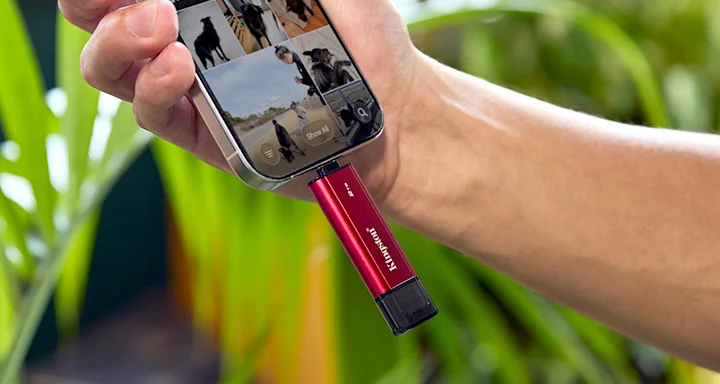 Unidad Kingston Dual Portable SSD conectada a un smartphone con entrada USB-C