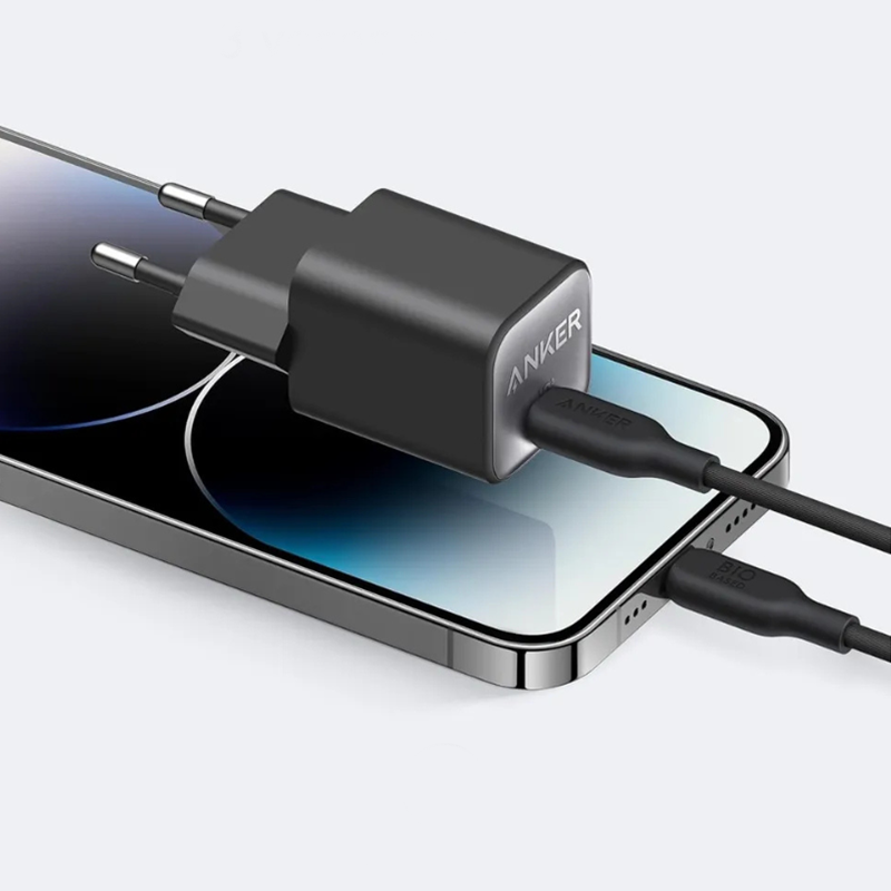 Detalle frontal del cargador Anker Nano 3 resaltando la tecnolog&iacute;a GaN e IQ3