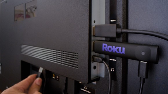 Roku Stick HD conectado a televisor mostrando interfaz de aplicaciones de streaming en calidad Full HD