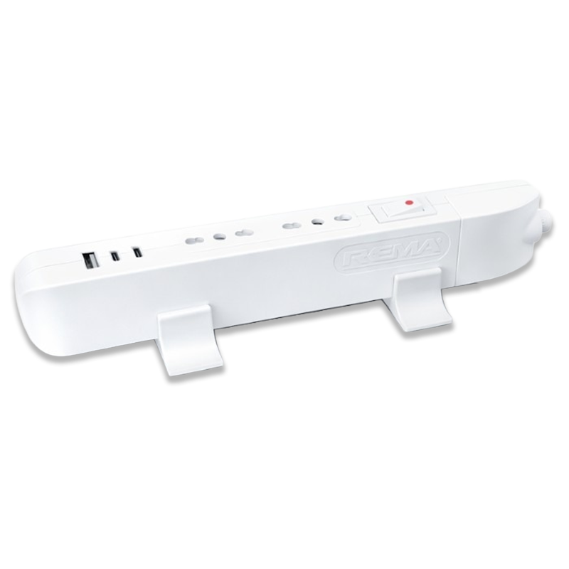 Detalle de puertos USB y enchufes del alargador delgado Ritting