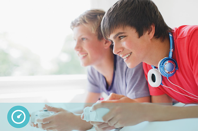 Dos adolescentes jugando videojuegos disfrutando de la alta velocidad de conexi&oacute;n